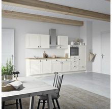 Helle Küche mit Esstisch und Holzbalken
