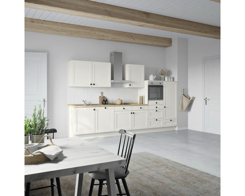 Cuisine claire avec table à manger et poutres en bois