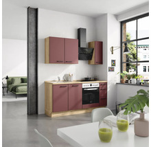 Cuisine moderne avec armoires de cuisine, hotte aspirante et plaque de cuisson dans une pièce lumineuse.