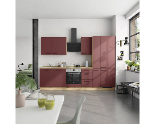 Cuisine moderne avec armoires bordeaux, four noir et hotte aspirante, et plan de travail marron clair.