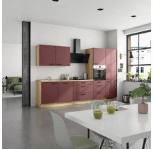 Cuisine lumineuse avec armoires de cuisine, hotte et table à manger