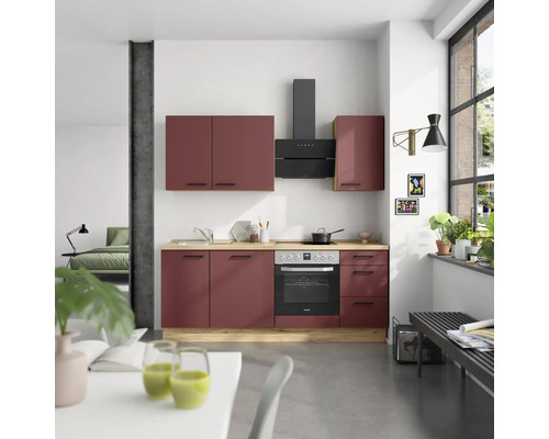 Moderne Küche mit Hochschränken, Spüle, Herd und Dunstabzugshaube in einem hellen Raum.