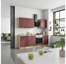 Cuisine moderne avec éléments hauts, hotte aspirante et cuisinière intégrée.