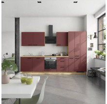 Cuisine avec armoires de cuisine, hotte aspirante et cuisinière électrique dans une pièce lumineuse.