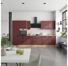 Cuisine moderne avec four intégré, hotte aspirante et armoires de cuisine dans une pièce lumineuse.