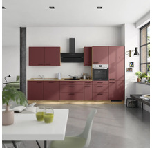 Cuisine moderne avec armoires bordeaux, plan de travail imitation bois et hotte aspirante noire.