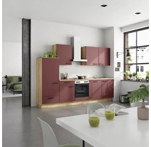 Cuisine moderne avec armoire haute, meubles hauts, évier, cuisinière et hotte aspirante dans une pièce lumineuse