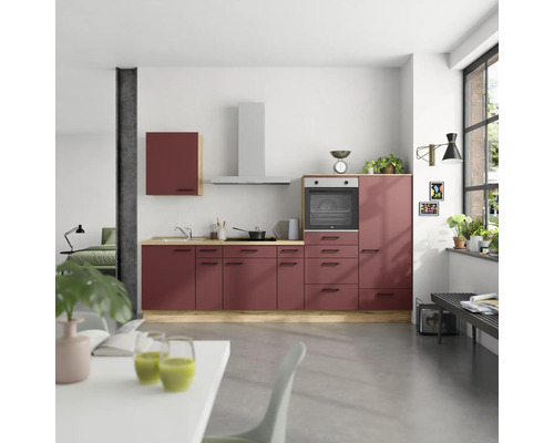 Moderne Küche in Burgunderrot mit Edelstahl-Dunstabzugshaube und Einbaubackofen.