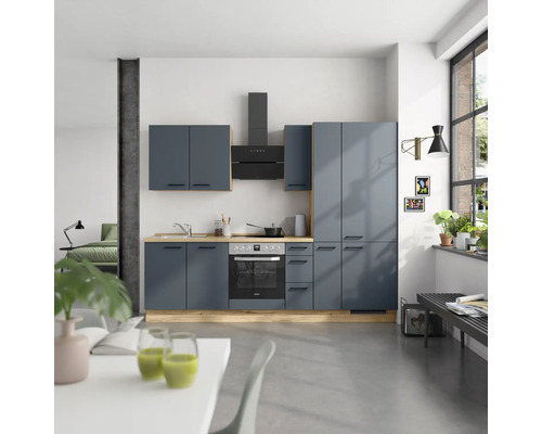 Scène de cuisine avec des armoires de cuisine bleues, une hotte aspirante et une cuisinière électrique dans un appartement lumineux.