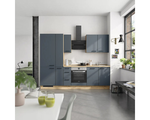 Cuisine moderne avec placards intégrés, cuisinière et hotte aspirante dans une pièce lumineuse