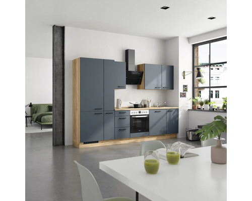 Cuisine claire avec appareils intégrés, plan de travail et table à manger