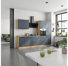 Cuisine moderne avec armoires bleues, hotte aspirante et table à manger