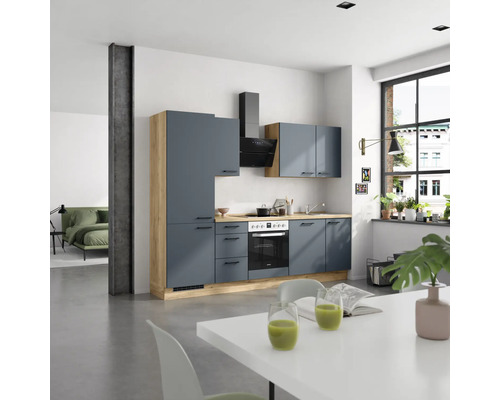 Cuisine moderne avec hotte aspirante, évier et plaque de cuisson dans une pièce lumineuse