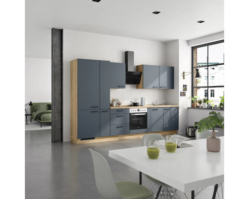 Cuisine ouverte et lumineuse avec des armoires grises et des accents en bois dans un espace de vie moderne.
