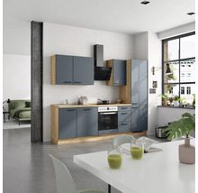 Cuisine moderne avec armoires grises, plan de travail aspect bois et hotte noire dans une pièce lumineuse.