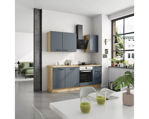 Cuisine moderne avec armoires grises, plan de travail imitation bois et coin repas.