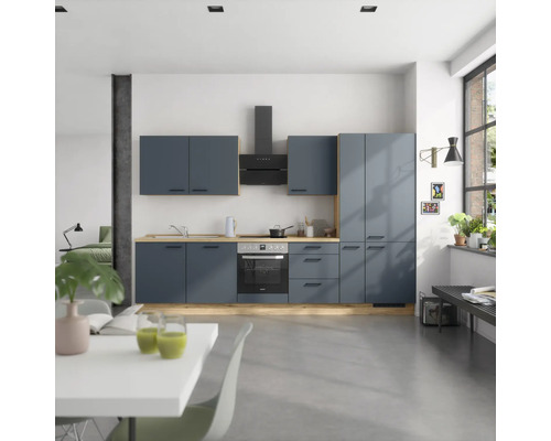 Cuisine moderne et lumineuse avec armoires bleues, plans de travail en bois et appareils noirs.
