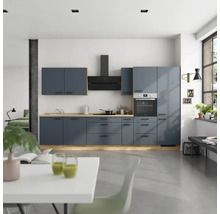 Cuisine moderne avec armoires bleues et plan de travail en bois.