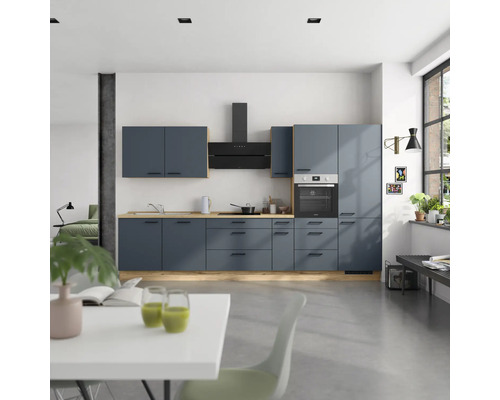Cuisine moderne avec armoires bleues et plan de travail en bois.