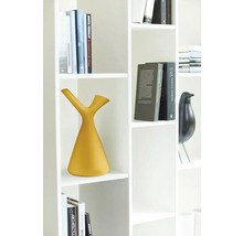 Weißes Regal mit gelber Gießkanne und Büchern