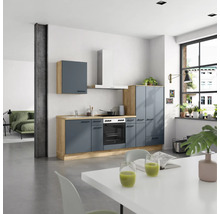 Cuisine moderne avec façades grises et éléments en bois dans une pièce lumineuse.