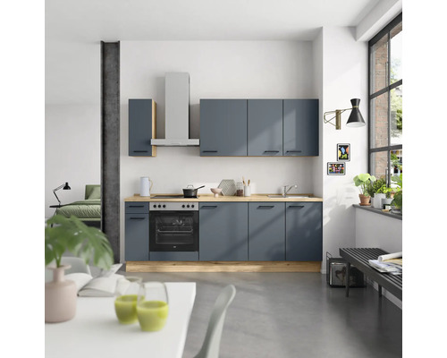 Cuisine intégrée avec plan de travail, meubles hauts, hotte aspirante et cuisinière électrique au design moderne