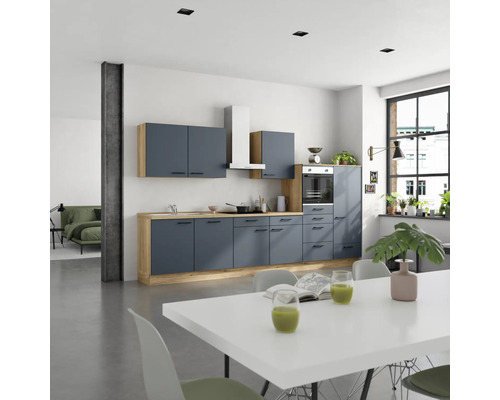 Moderne Küche mit blauen Schränken und Holzelementen in einem hellen Raum.
