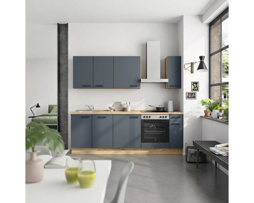 Moderne Küche mit blauen Schränken, Dunstabzugshaube und Spüle