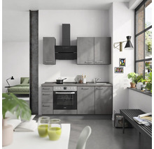 Moderne Küche mit Küchenschränken, Dunstabzugshaube, Spüle und Elektroherd in einer hellen Wohnung.