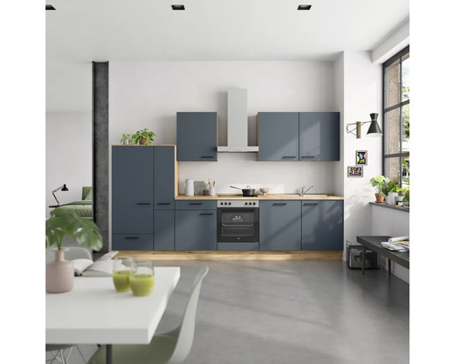 Helle Küche mit blauen Schränken, Arbeitsplatten aus Holz und moderner Dunstabzugshaube in einem offenen Wohnraum.