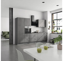 Graue Küche mit Elektrogeräten in modernem Interieur