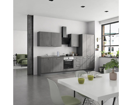 Moderne Küche mit grauen Schränken, Esstisch und Stühlen