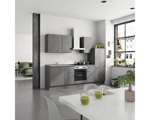 Cuisine moderne avec façades grises, équipée d''un évier, d''une cuisinière et d''une hotte.