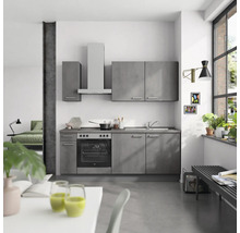 Moderne Küche mit Küchenschränken, Dunstabzugshaube, Spüle und Elektroherd in einem hellen Raum.