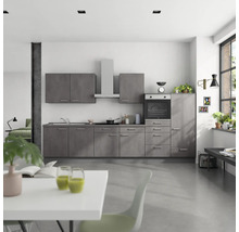 Moderne Küche mit grauen Schränken, Spüle, Dunstabzugshaube und Backofen in einem hellen Raum.