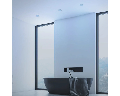 Salle de bains moderne avec baignoire, fenêtre et spots encastrés