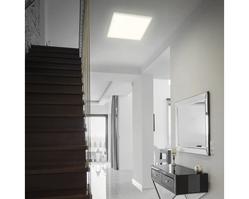 Couloir éclairé avec escalier et plafonnier carré