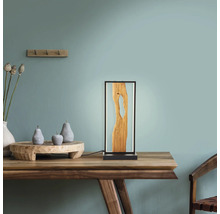 Dekorative Tischleuchte aus Holz und Kunstharz auf einem Holztisch