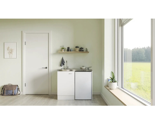 Cuisine équipée avec évier, plaque de cuisson et meuble bas dans une pièce lumineuse avec fenêtre