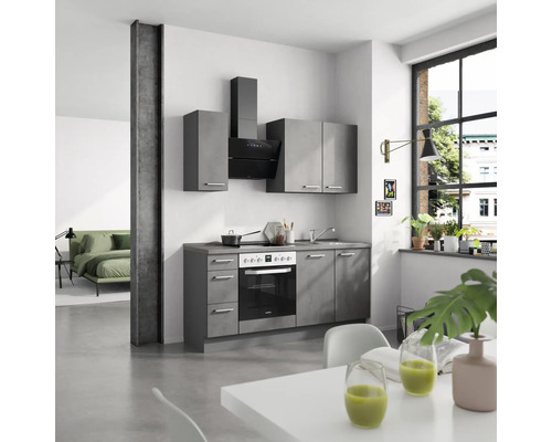 Cuisine moderne avec des armoires suspendues, une hotte aspirante et une cuisinière électrique dans une pièce lumineuse.