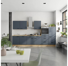 Cuisine moderne avec armoires bleues, décor bois clair et hotte en acier inoxydable