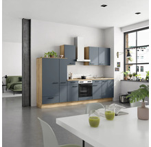 Cuisine moderne avec placards intégrés et table à manger dans une pièce lumineuse.