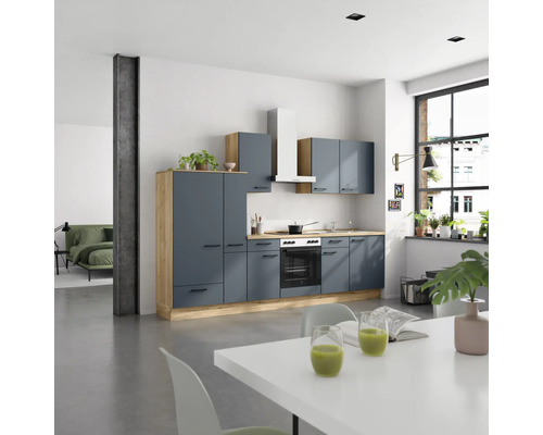 Cuisine moderne avec placards intégrés et table à manger dans une pièce lumineuse.
