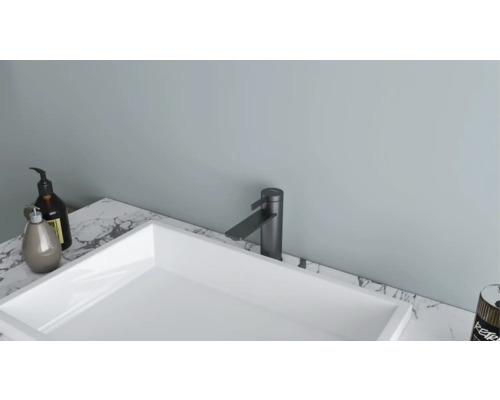 Salle de bains moderne avec lavabo à poser blanc et robinet noir sur un plan de travail en marbre