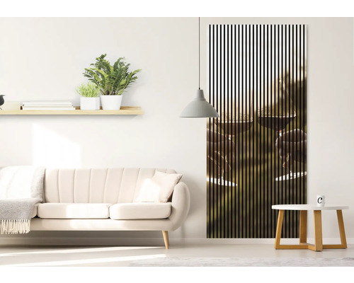 Wohnzimmer mit Sofa, Regal mit Pflanzen und Wandpaneel mit Weinmotiv