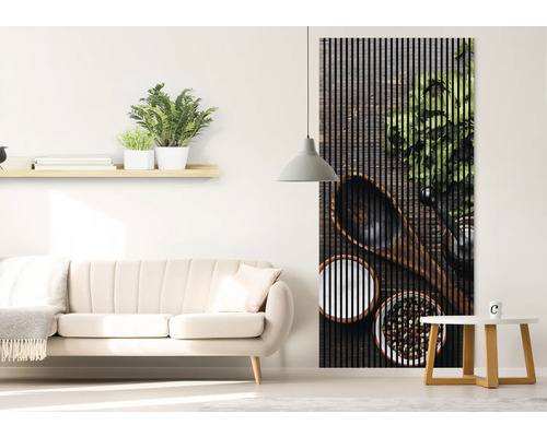 Wohnzimmer mit Couch und Wandpaneel mit Küchenmotiven