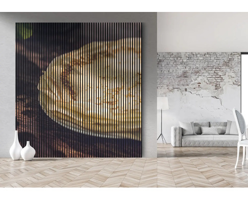 Wandbild mit Lamellenstruktur und Speiseteller-Motiv in modernem Wohnraum.