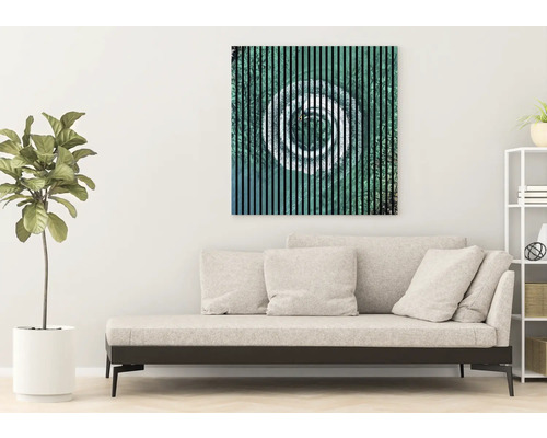 Wohnzimmer mit Sofa und Wandbild mit grafischem Motiv