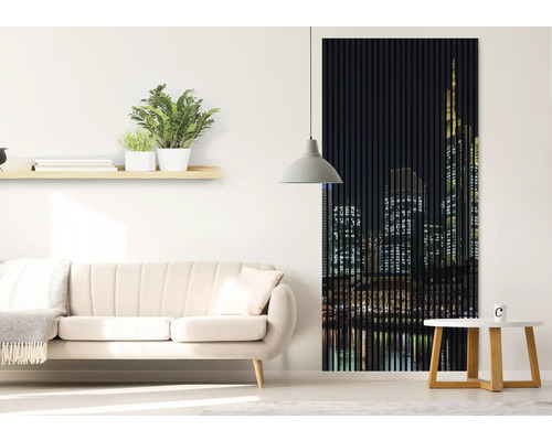 Wohnzimmer mit Sofa, Tisch und Wandpaneel mit Skyline-Motiv