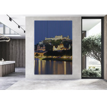 Salon moderne avec une décoration murale à lattes de bois représentant un paysage urbain nocturne